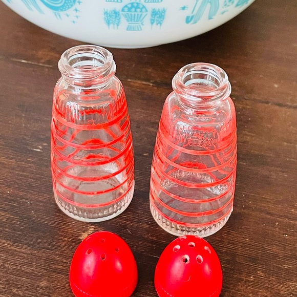 SOLD Vintage Retro Red Stripe Salt & Pepper Shakers❤️🧂 - Picture 3 of 9